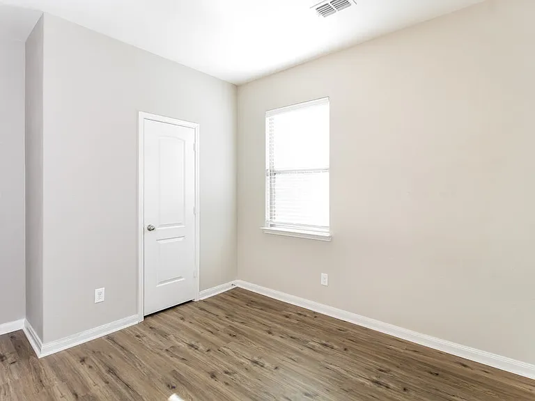 204 Aaron St — Photo 13