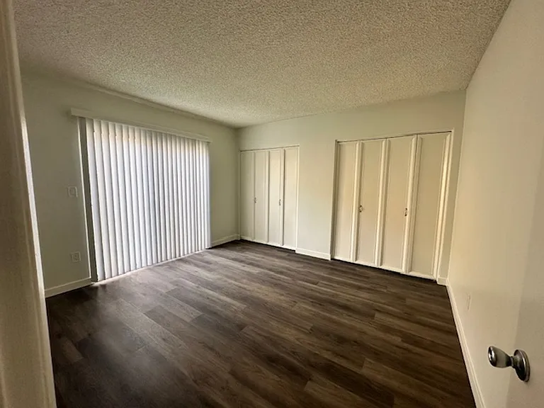 LA GRANADA APARTMENTS — Photo 7
