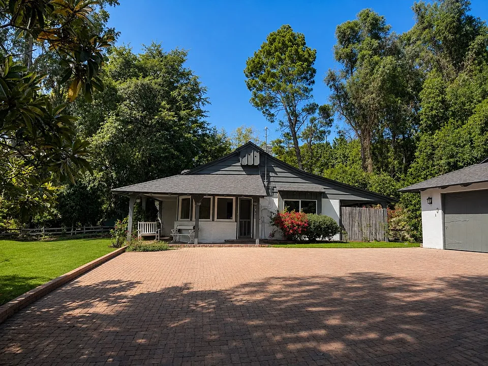 2836 Roscomare Rd