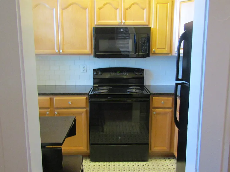 323 N McDuffie St #8 — Photo 8