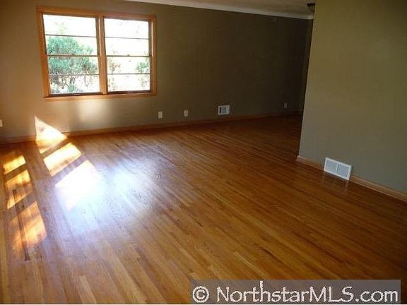 3rd image of 851 Sextant Ave W