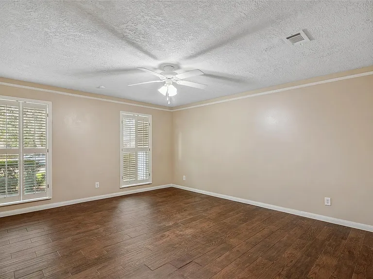 10911 Elmdale Dr — Photo 6