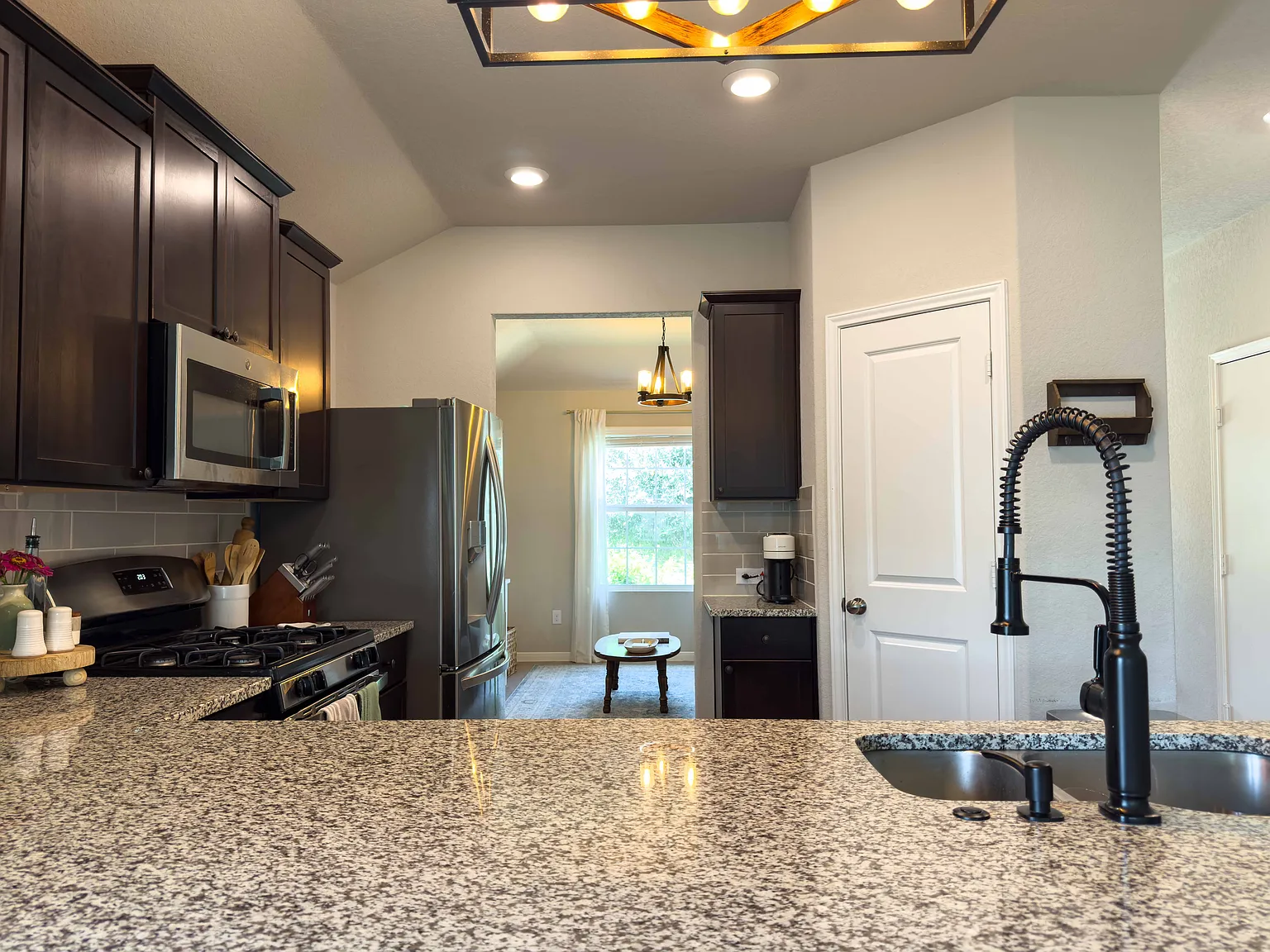 3 bed, 1645 sqft, $1,800 — Photo 3