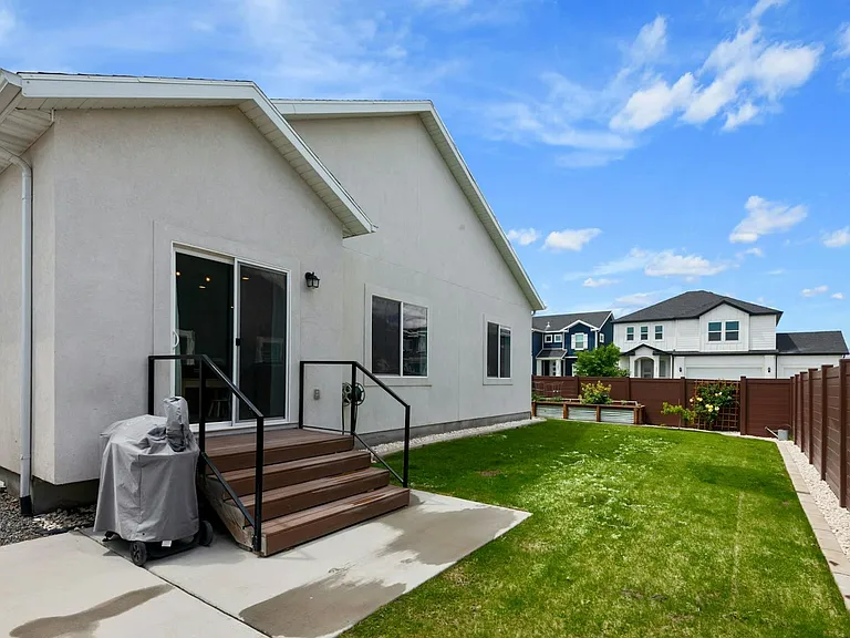 322 N 240 E — Photo 14