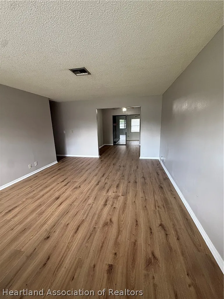 3 bed, 2.0 bath, 1404 sqft, $1,700 — Photo 3