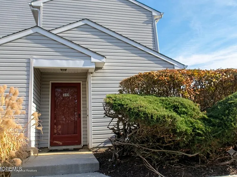 349 Yorkshire Pl — Photo 2