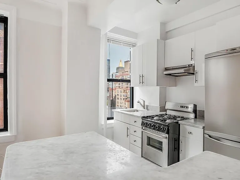 301 E 21st St #12A — Photo 2