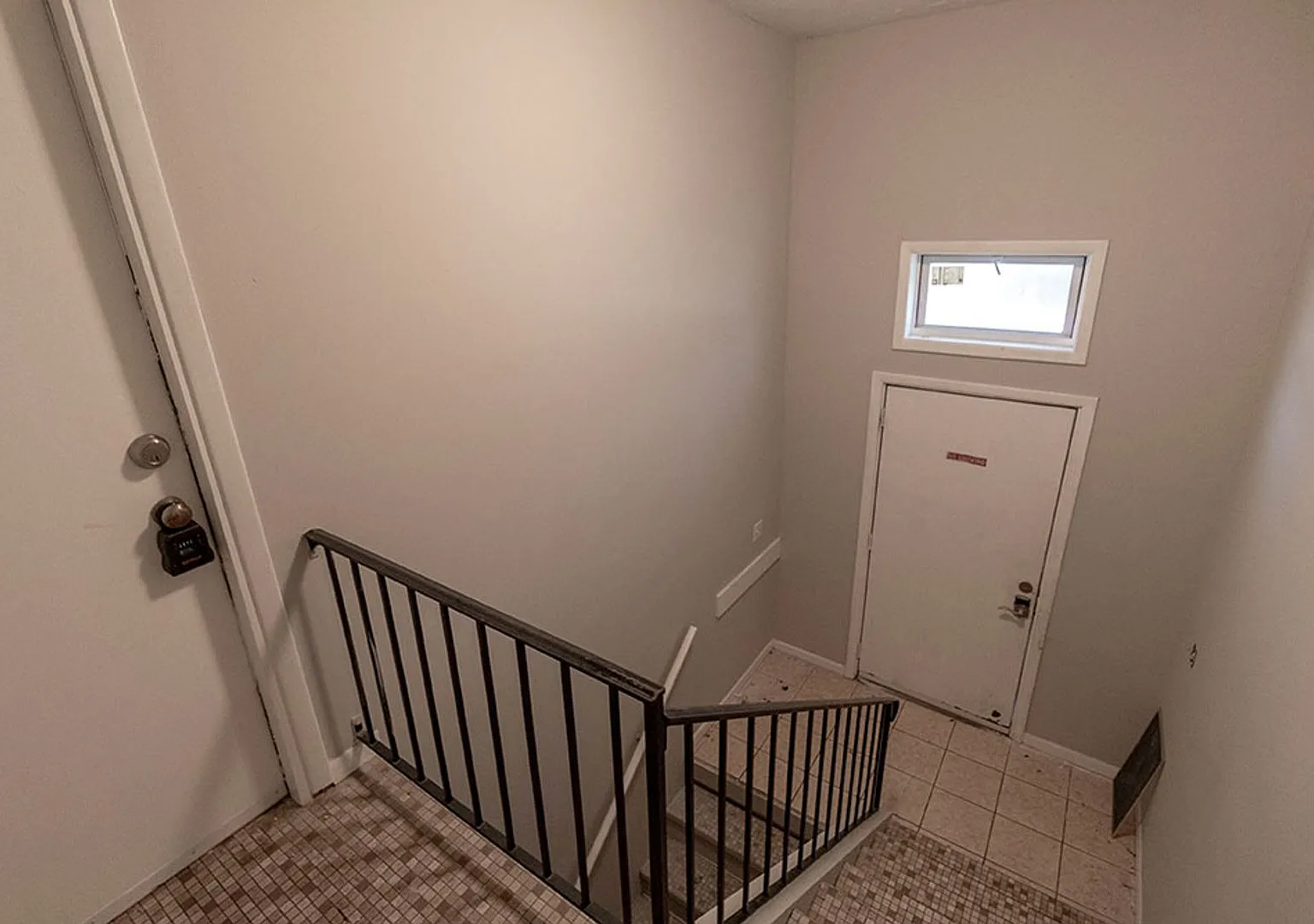 Adorable 2 bedroom Triplex — Photo 3