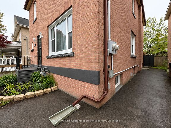 2nd image of 257 Niagara St #A