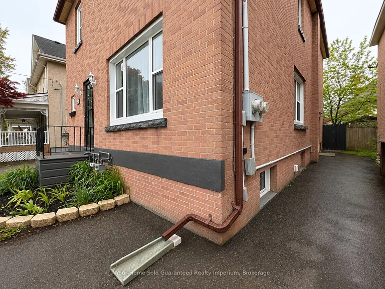 257 Niagara St #A — Photo 2