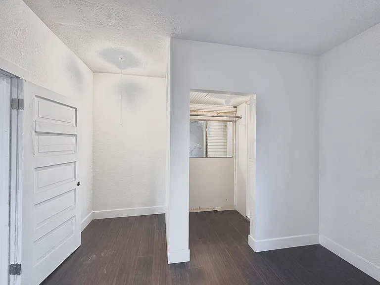 927 E Delmar St — Photo 10