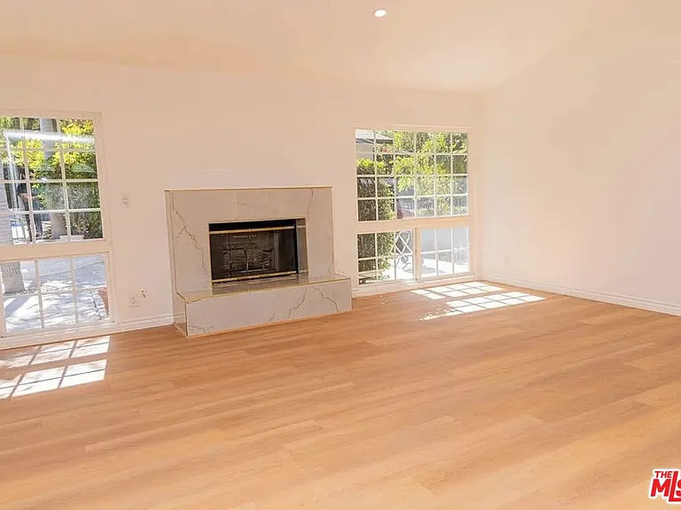 24316 Burbank Blvd — Photo 6