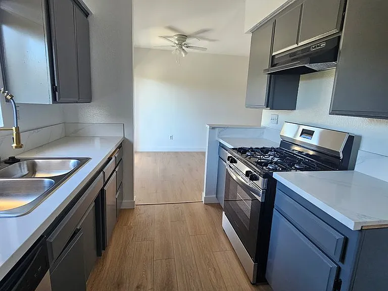 7061 Whitsett Ave — Photo 2