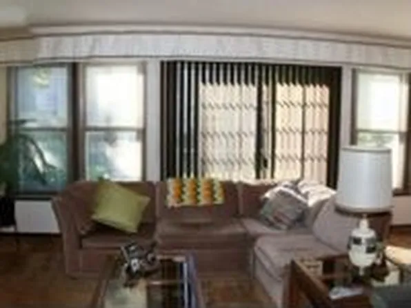 212 University Ln #6, Elk Grove Village, IL 60007