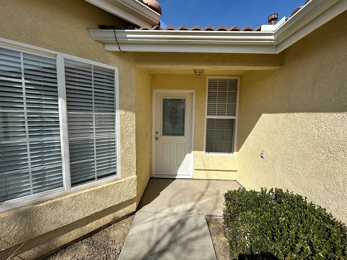 Building Photo - 985 Golf Ave