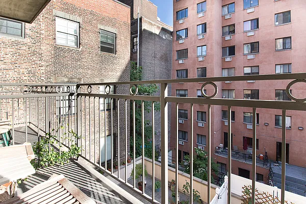 Rented by Akam Sales and Brokerage | media 20