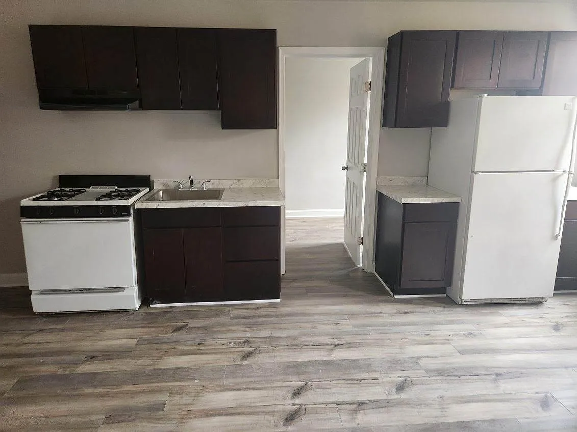 3 bed, 800 sqft, $2,000 — Photo 2