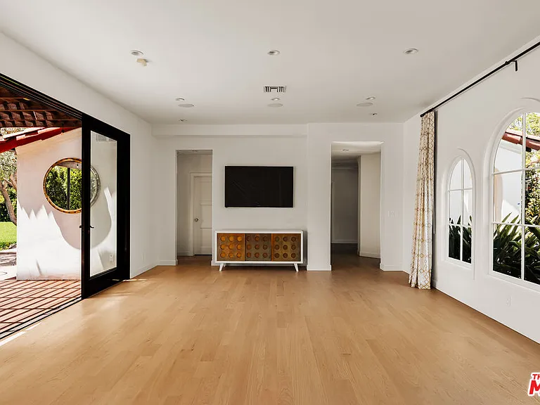 647 Toyopa Dr — Photo 12