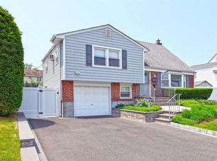 17 Opal Dr, Plainview, NY 11803