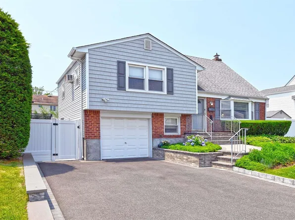 17 Opal Drive, Plainview, NY 11803