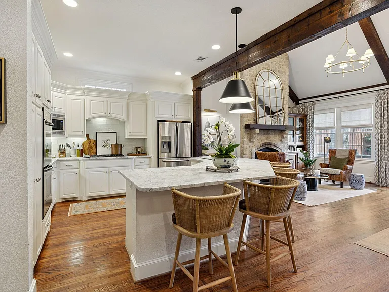 2704 Amherst Ave — Photo 11