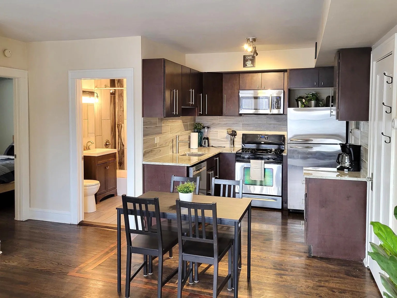 2 bed, 900 sqft, $1,600 — Photo 2