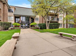 3 Oak Brook Club Dr APT D101, Oak Brook, IL 60523