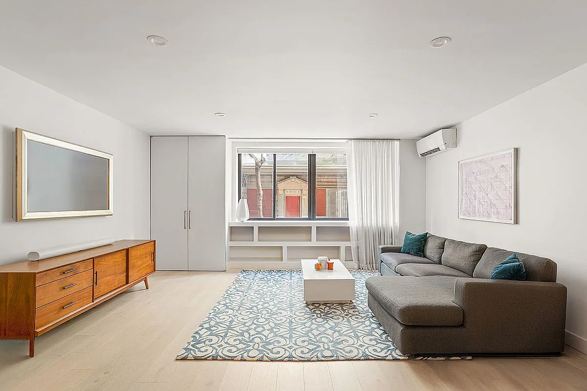 306 E 82nd St APT 1A photo 1