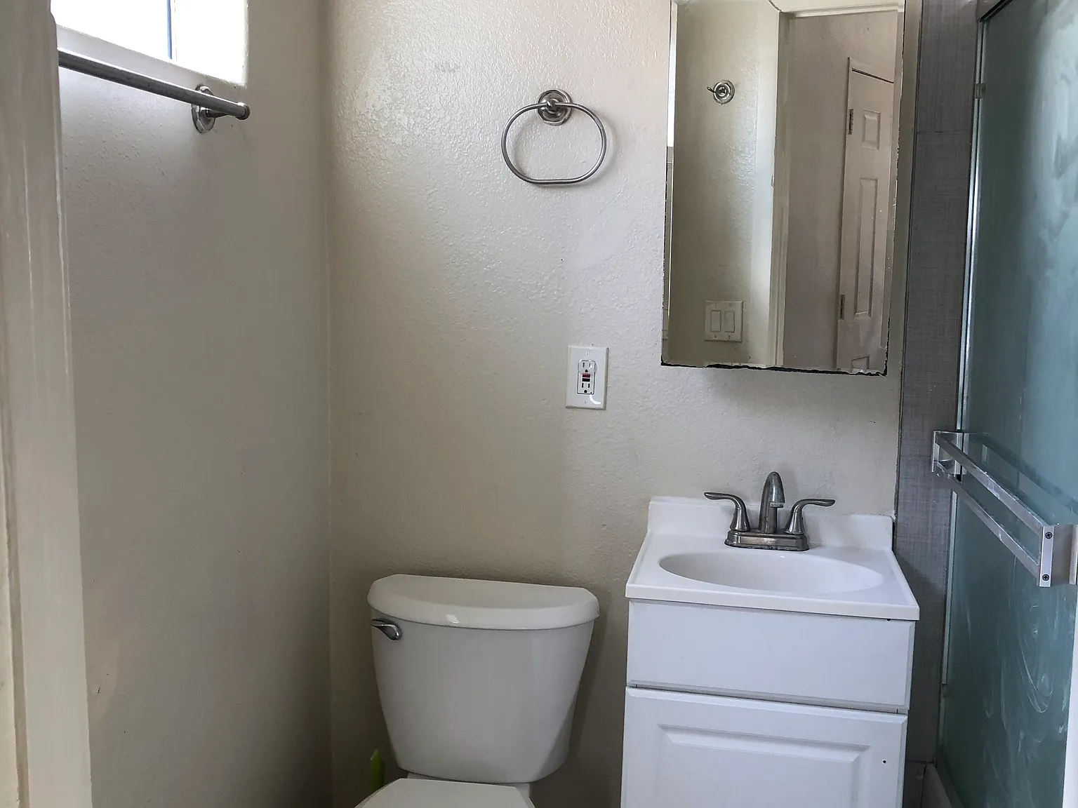 3 bed, 800 sqft, $3,000 — Photo 2