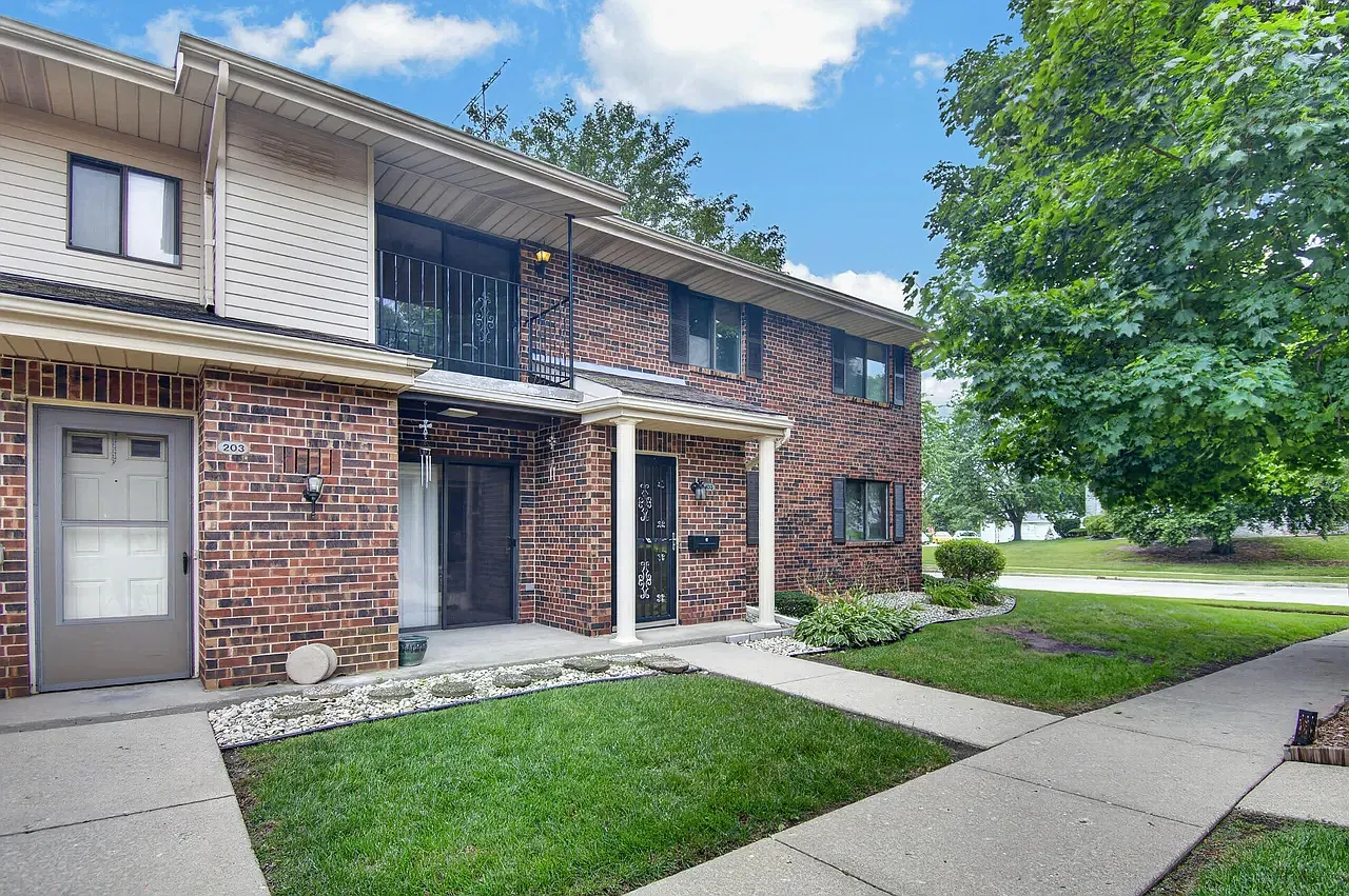 2 bed, 1075 sqft, $1,800 — Photo 1