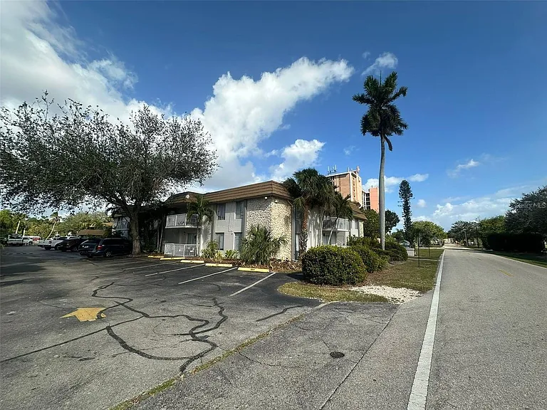 1840 Maravilla Ave #110 — Photo 21