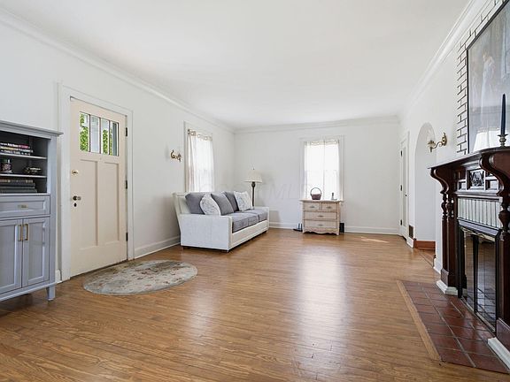 5th image of 1127 E Walnut St