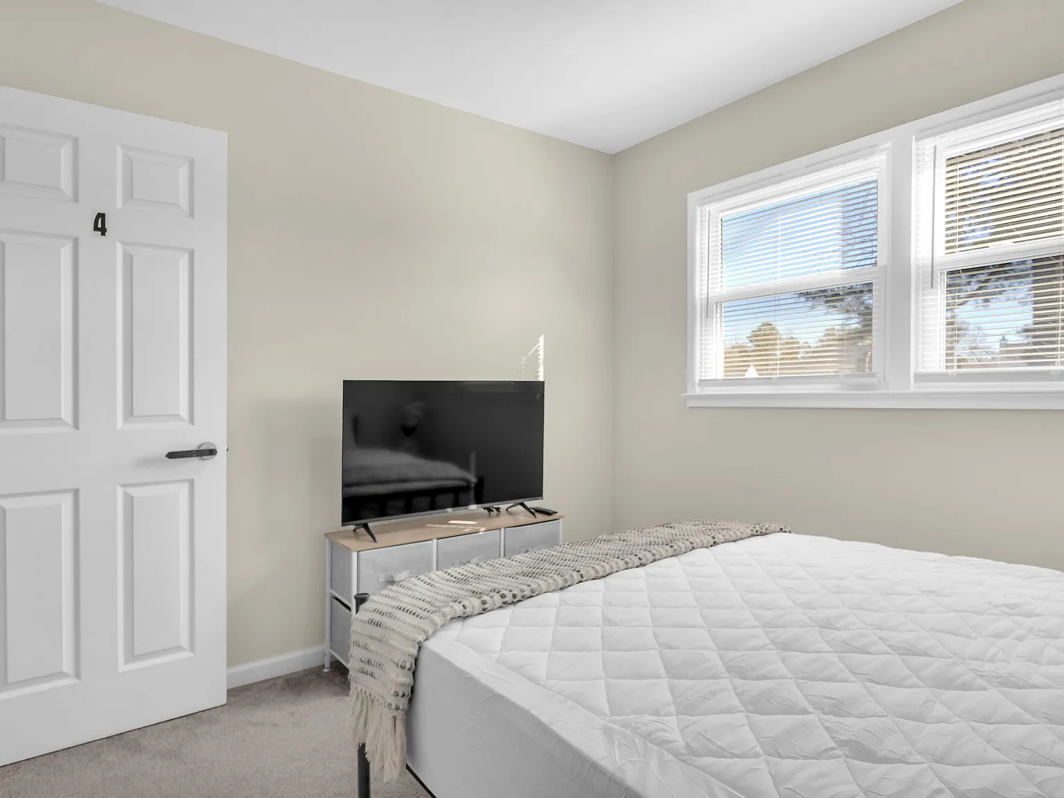 4 bed, 2.5 bath, 1743 sqft, $910 — Photo 2