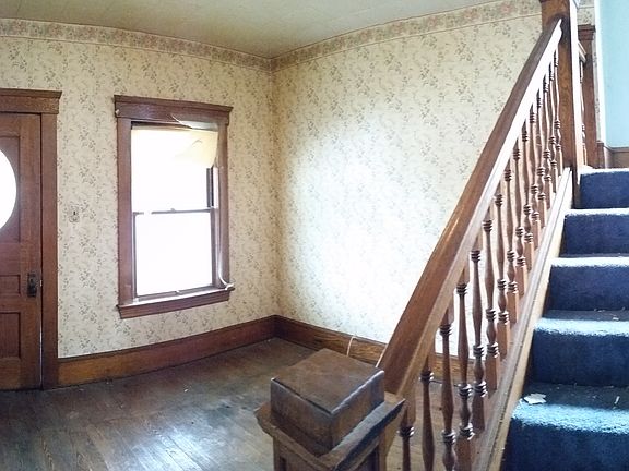 2nd image of 1922 W 74th St