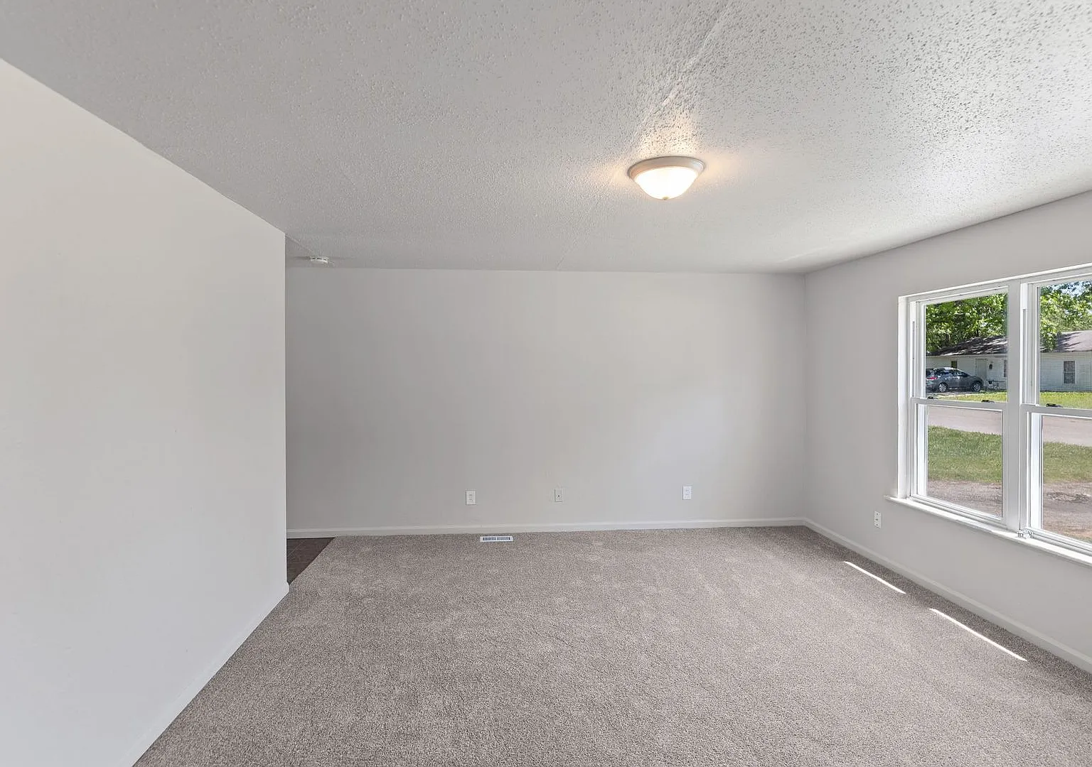 Newly Renovated 3 Bedroom home for Rent in Cahokia with garage — Photo 3