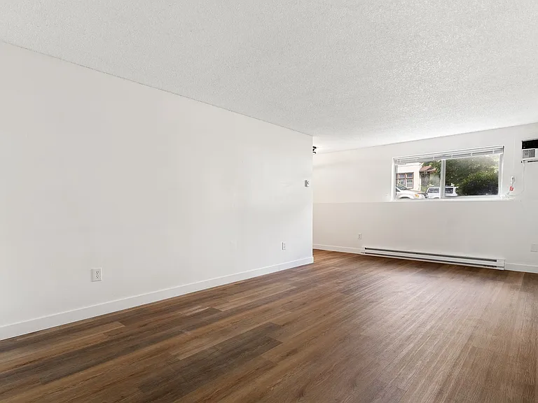 1036 E Desmet Ave — Photo 4