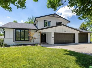 1107 Somerset Dr, Bellevue, NE 68005