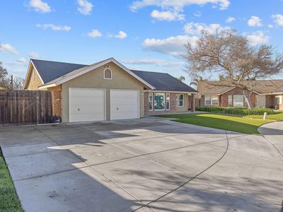 399 Palm Circle, Hanford, CA, 93230