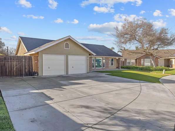 399 Palm Circle, Hanford, CA 93230
