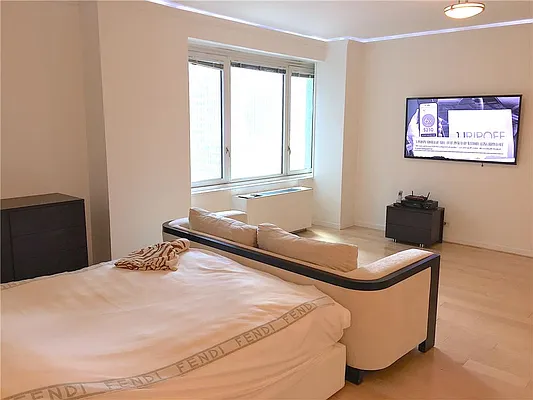 Rented by R New York | media 2
