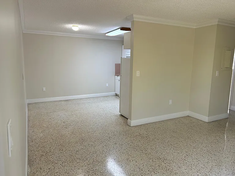 240 E 8th St #5 — Photo 4