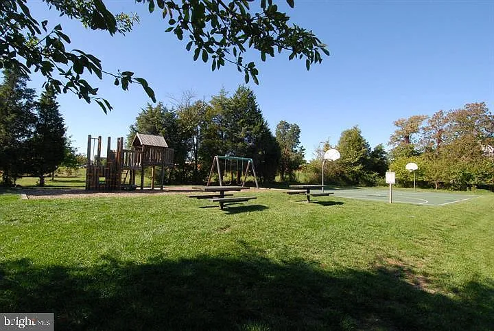 22092 Avonworth Sq — Photo 15