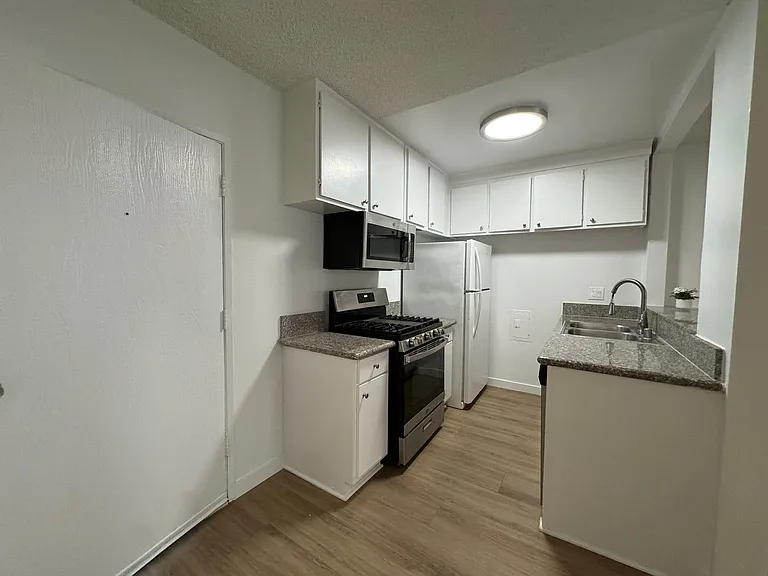 14220 Burbank Blvd — Photo 11