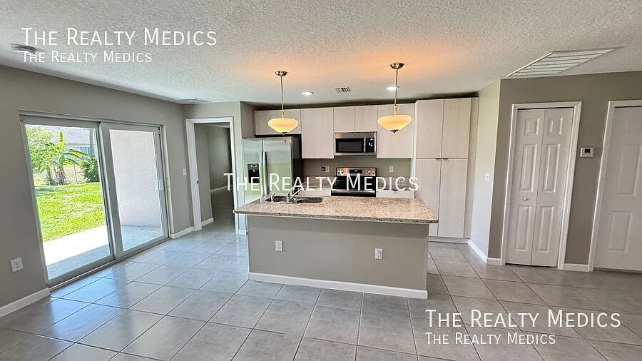 Amazing 4 Bedroom, 2 Bathroom Home in Palm Bay!! — Photo 3