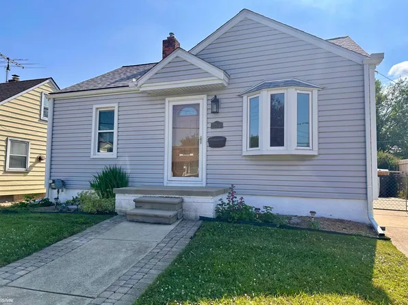 27346 Pinehurst St, Roseville, MI 48066