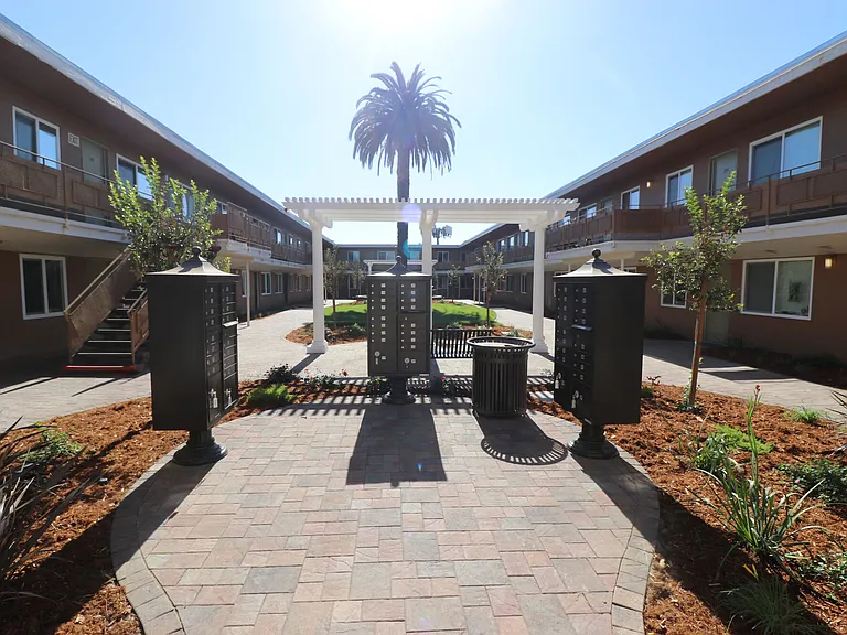 Coral Gardens Apartments — Photo 18