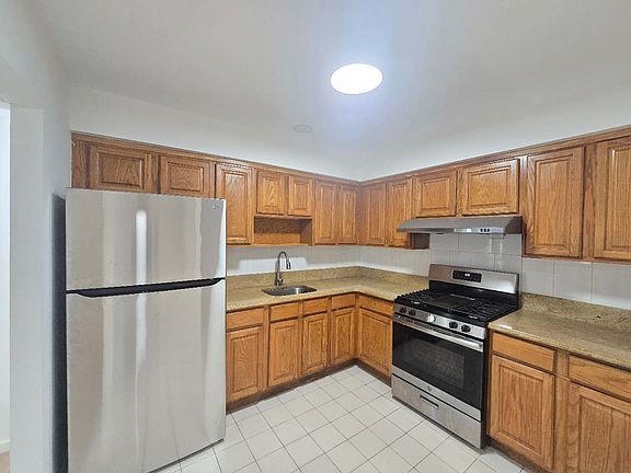 2nd image of 28 Bay 17th St Floor 3