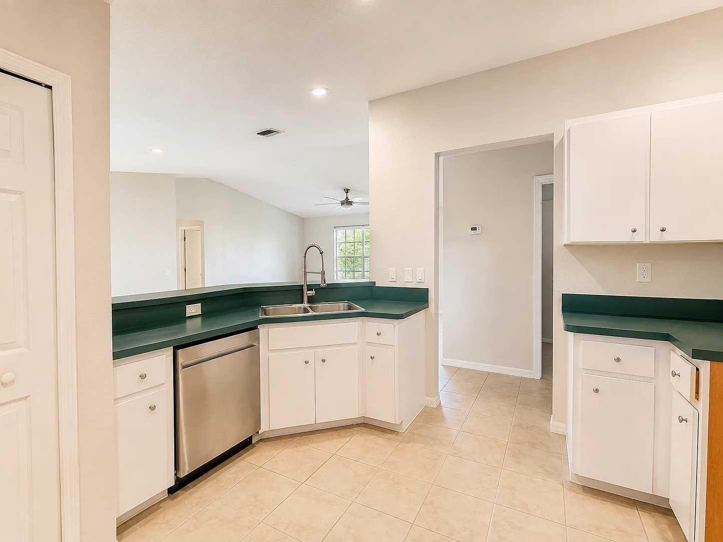 3 bed, 1212 sqft, $1,895 — Photo 3