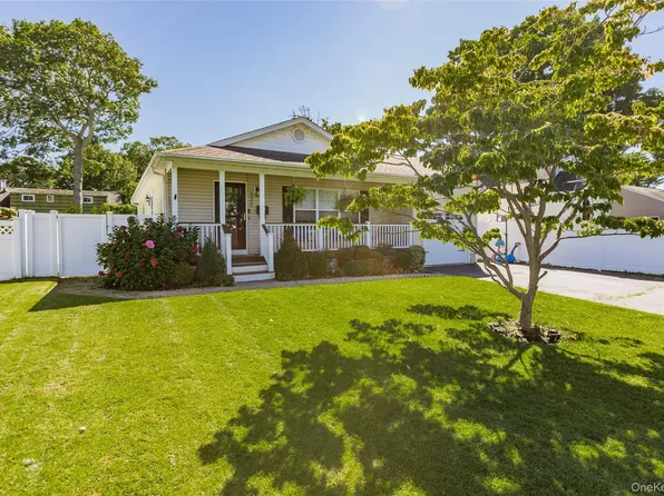 332 Myrtle Avenue, West Islip, NY 11795