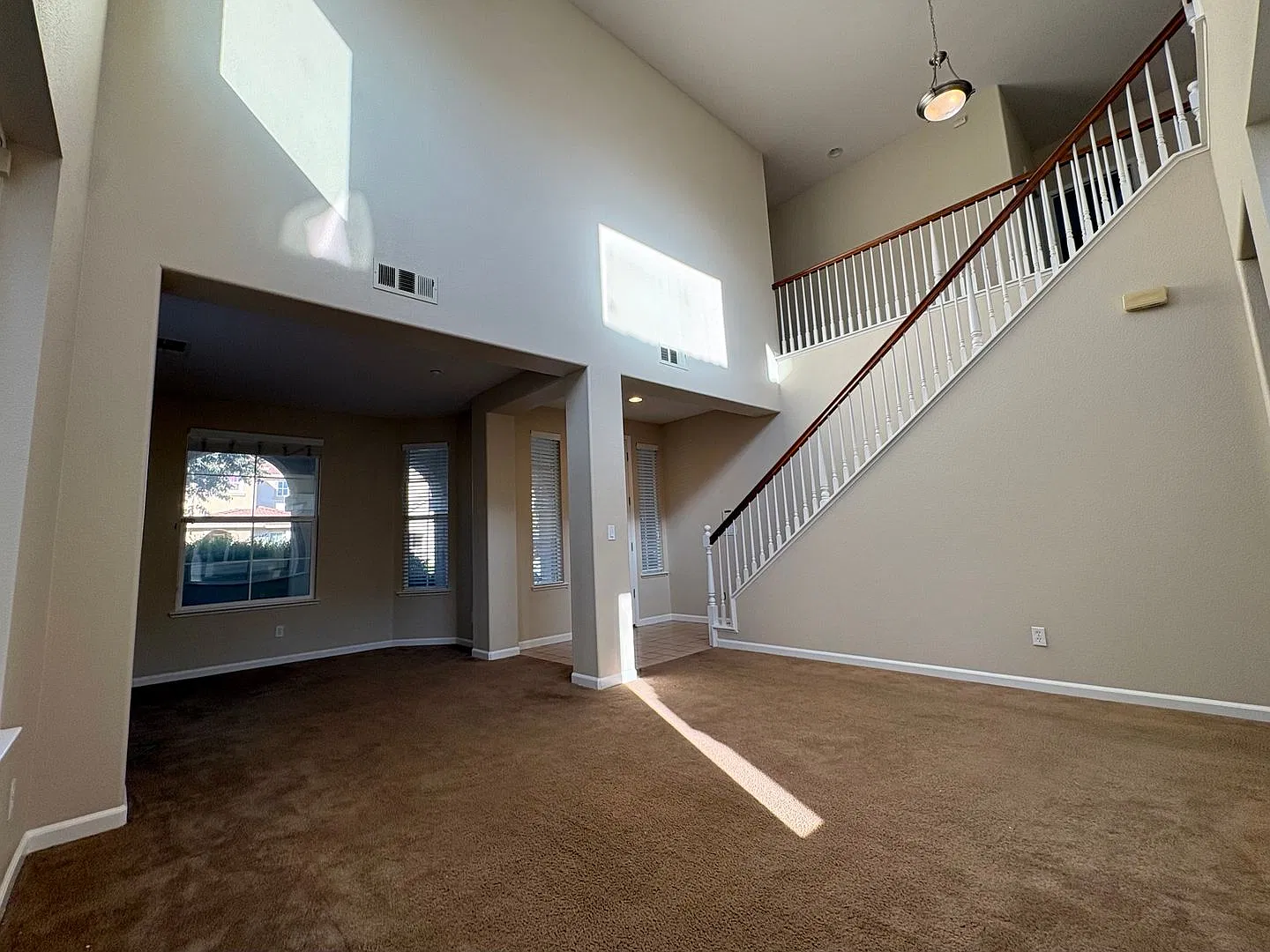 Beautiful 4 Bed, 3.5 Bath in Brentwood — Photo 3
